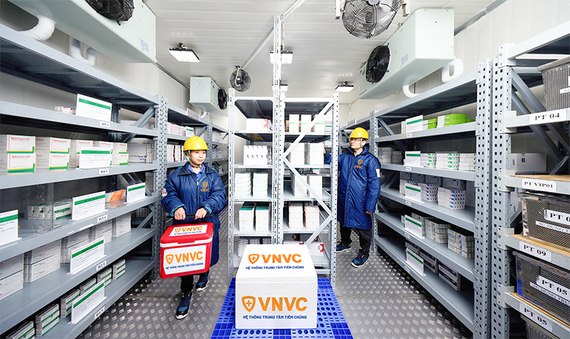 Hệ thống kho lạnh và dây chuyền lạnh đạt chuẩn GSP của VNVC tại mỗi trung tâm, VNVC hiện có 4 kho tổng và hàng trăm kho lẻ (trong hình), tất cả đều đạt chuẩn GSP đảm bảo an toàn và tính hiệu quả của vắc xin.