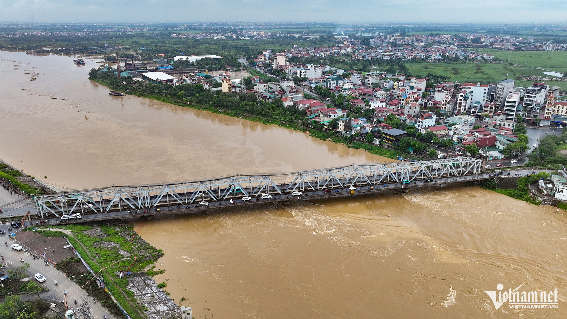 Cầu Đuống, nước dưới sông chảy xiết trong chiều 10/9. Ảnh: Hoàng Hà