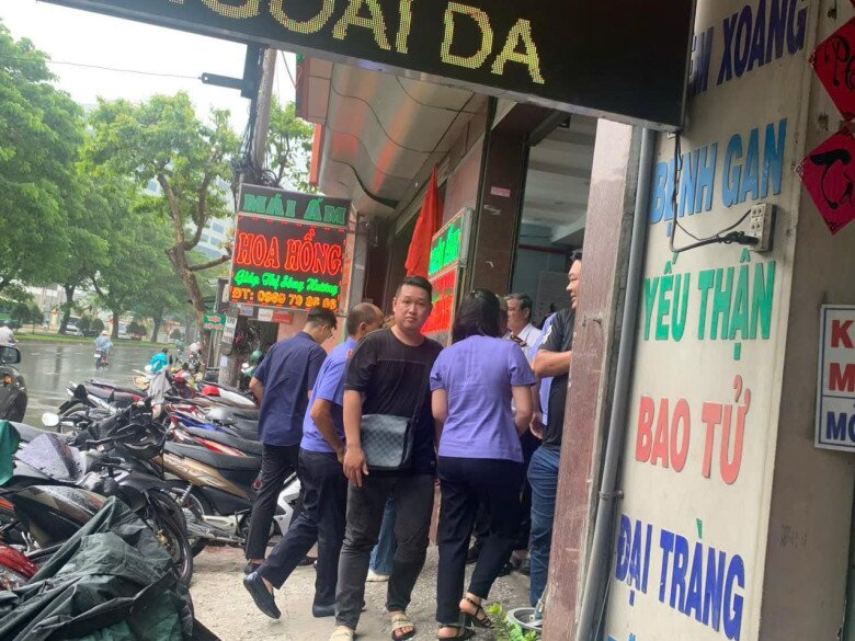 Cơ quan chức năng quận 12 đến làm việc tại cơ sở Mái ấm Hoa Hồng trong sáng 4/9. Ảnh: Quỳnh Trang