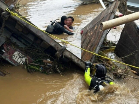 Đã tìm thấy nạn nhân đầu tiên trong vụ sập cầu Phong Châu, cách hiện trường 10km