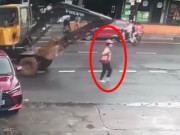 Tin tức - Tin tức 24h: Đi bộ dưới lòng đường, người phụ nữ bị máy xúc từ phía sau lao tới tông trúng ở Hà Giang