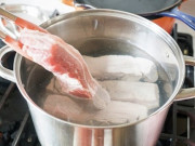 Sức khỏe - Chần thịt sẽ khiến chất độc tích tụ nhiều hơn, hóa ra loại nước nhiều gia đình bỏ đi lại giúp làm sạch thịt hiệu quả