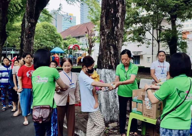 Những phần cháo, quà bánh cứ chuyền tay nhau đến những bệnh nhi trong buổi sáng cuối tuần...