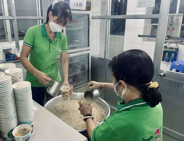 Trong không gian ấm cúng của bếp nấu, các TNV, từ già đến trẻ, cùng nhau chung tay chuẩn bị những suất cháo thơm ngon. 