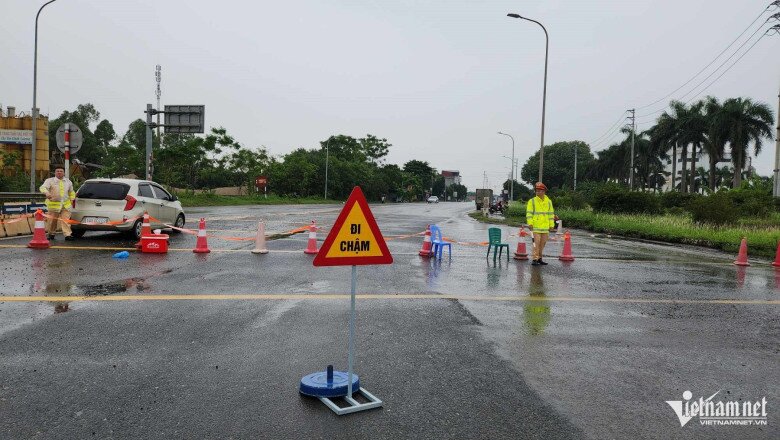 CSGT phân luồng giao thông tại ngã ba đường Lạc Long Quân giao nhau đường Nguyệt Cư (TP Việt Trì) để ngăn không cho các phương tiện đi hướng cầu Phong Châu.