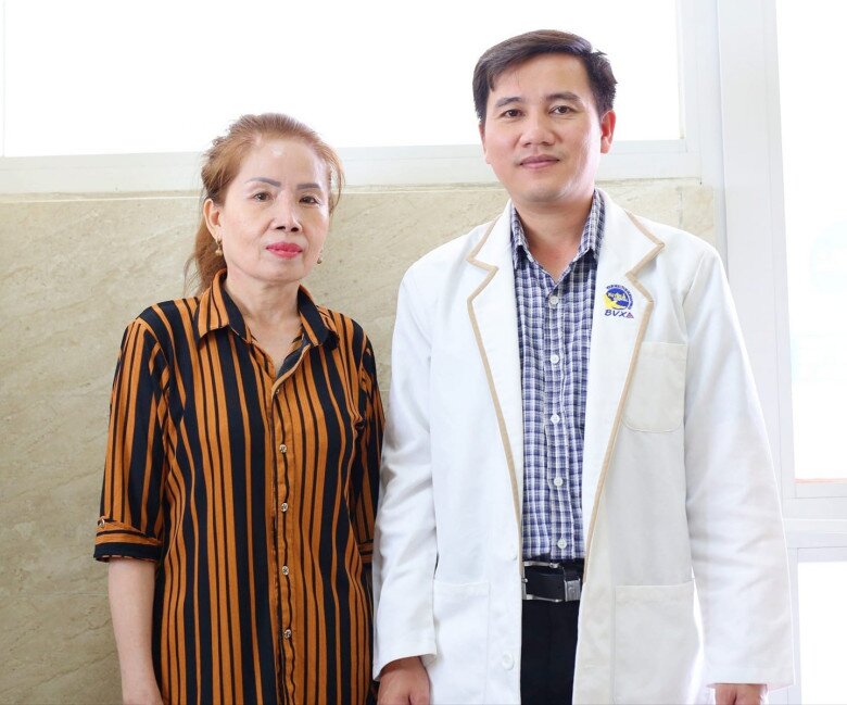 Chị Út chụp ảnh cùng bác sĩ Huy. Ảnh: BSCC.