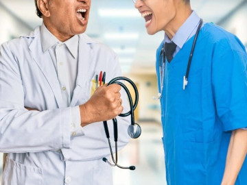 Nữ y tá bắt cá hai tay khiến 2 bác sĩ trưởng khoa đánh nhau sứt đầu mẻ trán