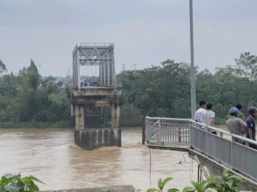 Sập cầu Phong Châu ở Phú Thọ: 5 ô tô rơi xuống sông, 10 người còn mất tích