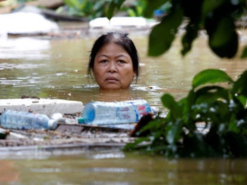 Chị em dầm mình trong mưa lũ, liệu có nguy cơ viêm phụ khoa? Câu trả lời của chuyên gia khiến nhiều người “mừng thầm”