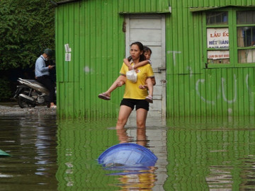 Mưa lớn, nhiều tuyến đường Hà Nội căng rào phong tỏa