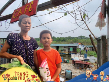 Có một xóm nhà phao ở Hà Nội, nơi những đứa trẻ thiếu tình thương cha mẹ và điều ước nhói lòng ngày Trung thu