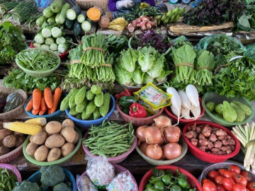 Bà nội trợ méo mặt vì thịt, cá, dầu ăn... rủ nhau tăng giá