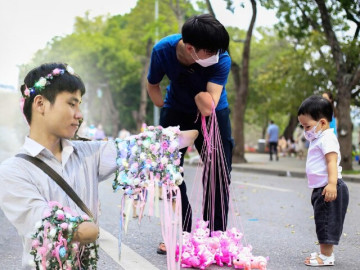Gặp chàng trai mất cả 2 tay, 8 năm bán hàng rong trên phố đi bộ ở Hà Nội, nuôi ước mơ trở thành kiến trúc sư