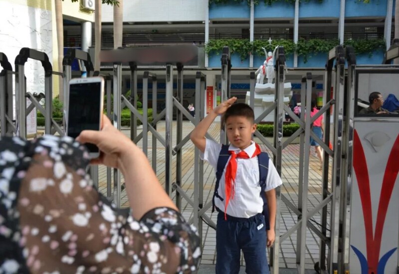 Không biết học có vui không, nhưng phải check in một tấm hình cho ra dáng học sinh ngoan.