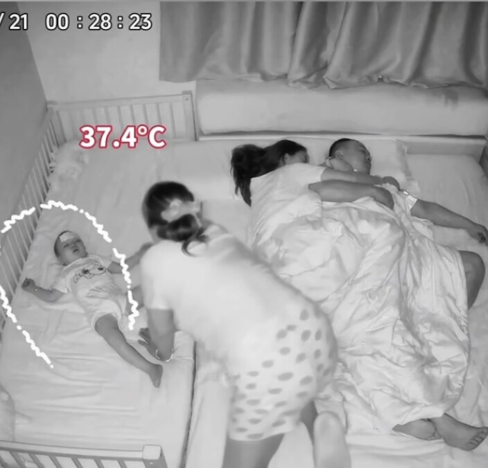 Camera ghi cảnh nửa đêm vợ chồng đang ngủ trên giường, mẹ chồng lén vào làm một việc sững người - 2