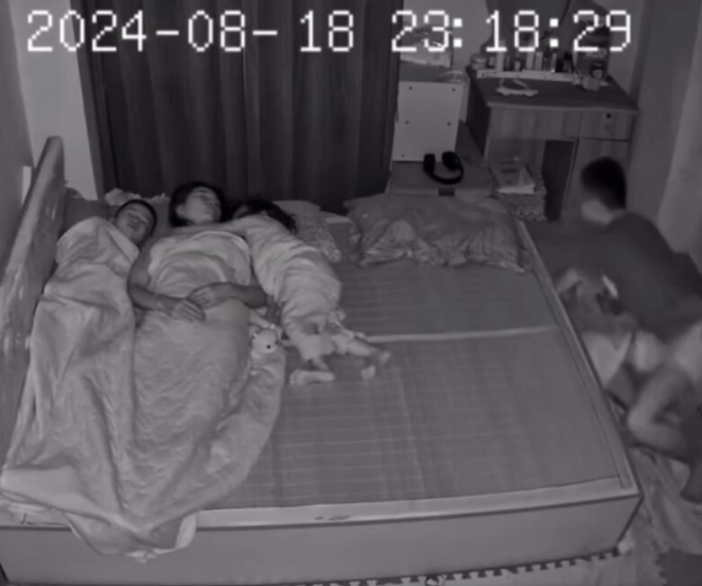 Camera ghi lại cảnh tượng trong phòng ngủ lúc nửa đêm, hành động con gái làm với bố gây xôn xao cõi mạng - 3