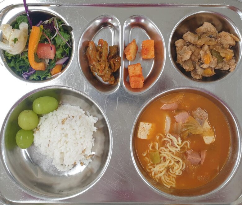 Cơm trưa thứ tư có nho xanh, salad xà lách, canh kim chi thịt, thịt bò xào rau củ...