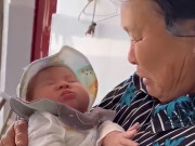 Yêu con - Con sơ sinh ngủ ngon khi ở cạnh bà, mẹ thấy bất thường đưa đi khám thì bác sĩ mắng "té tát"