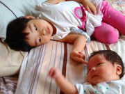 Yêu con - Mẹ đi tắm nhờ con gái 6 tuổi trông em trai 2 tháng, lát sau quay lại thấy cảnh tượng thì suýt ngất