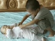 Yêu con - Camera ghi lại cảnh anh lớn và em bé ở nhà với nhau, nhiều người lập tức lên tiếng chỉ trích