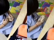 Yêu con - Con đi học mẫu giáo ngày đầu, mẹ thấy trong cặp đứa trẻ có vật thể lạ, lấy ra kiểm tra liền cười nghiêng ngả