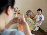 Yêu con - Thuê bảo mẫu lương cao, chăm con khéo, “trộm vía” tăng cân mau lớn nhưng tôi vẫn đuổi việc để gửi con về quê