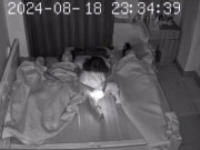 Yêu con - Camera ghi lại cảnh tượng trong phòng ngủ lúc nửa đêm, hành động con gái làm với bố gây xôn xao cõi mạng