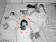 Yêu con - Camera ghi cảnh nửa đêm vợ chồng đang ngủ trên giường, mẹ chồng lén vào làm một việc sững người