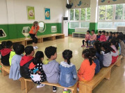 Yêu con - Cô giáo gửi ảnh vào nhóm lớp, biểu hiện lạ của một bé trai khiến hội phụ huynh bùng nổ bình luận