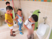 Yêu con - Đến trường đón con, mẹ bỉm vô tình thấy cảnh tượng trong nhà vệ sinh liền đòi kiện hiệu trưởng