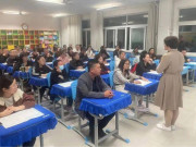 Yêu con - Đi họp phụ huynh đầu năm về, phụ huynh lập tức chuyển trường cho con sau khi thấy trang phục cô giáo mặc