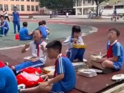 Yêu con - Phụ huynh bàng hoàng thấy cảnh cả lớp con ngồi ăn cơm ngoài sân trường nắng nóng vì không ăn bán trú
