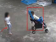 Yêu con - Camera ghi lại cảnh cặp chị em đang chơi trước sân nhà, vài giây sau sự cố xảy ra khiến cõi mạng thất kinh