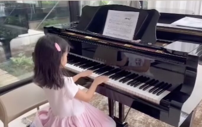 Con gái Đặng Thu Thảo trổ tài đánh đàn piano.