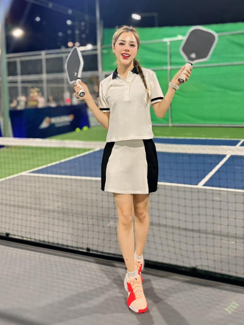 Nữ MC gây tranh cãi với trang phục trên sân pickleball ngoài đời là mẹ đơn thân, con gái xinh không kém mẹ - 2