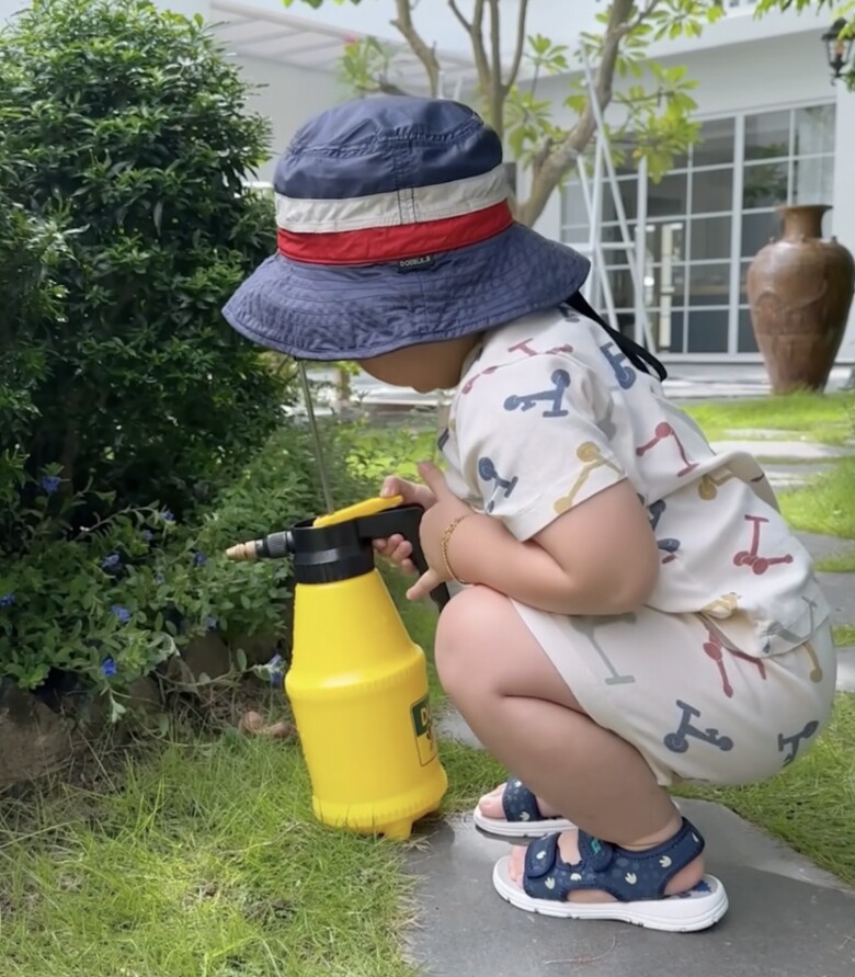 “Thiếu gia nhí” nhà Chi Bảo sinh ra đã ngậm thìa vàng, nhà giàu nhưng mới 2 tuổi đã biết lao động - 2