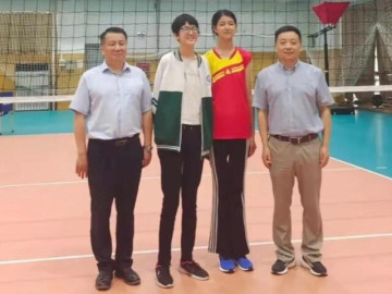Chị gái 12 tuổi cao 1m90, nhìn sang cô em học tiểu học ai cũng ngỡ ngàng