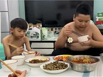 Ông bố đăng hình 2 con trai sinh đôi, dân mạng hoang mang nhìn mãi vẫn không ra điểm giống nhau