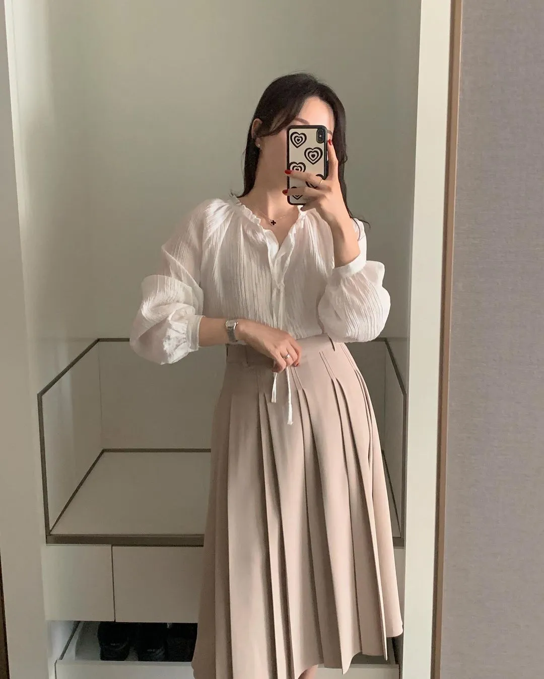 Chân váy màu be và áo blouse - sự hài hòa trong trang phục.