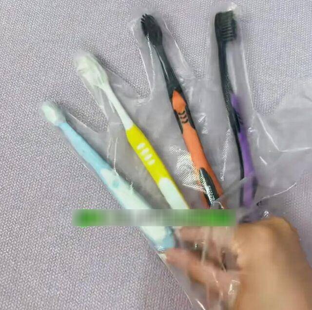 Đừng lo bàn chải ướt làn ẩm quần áo của bạn, chỉ cần cho vào găng tay, mọi thứ sẽ được giải quyết.