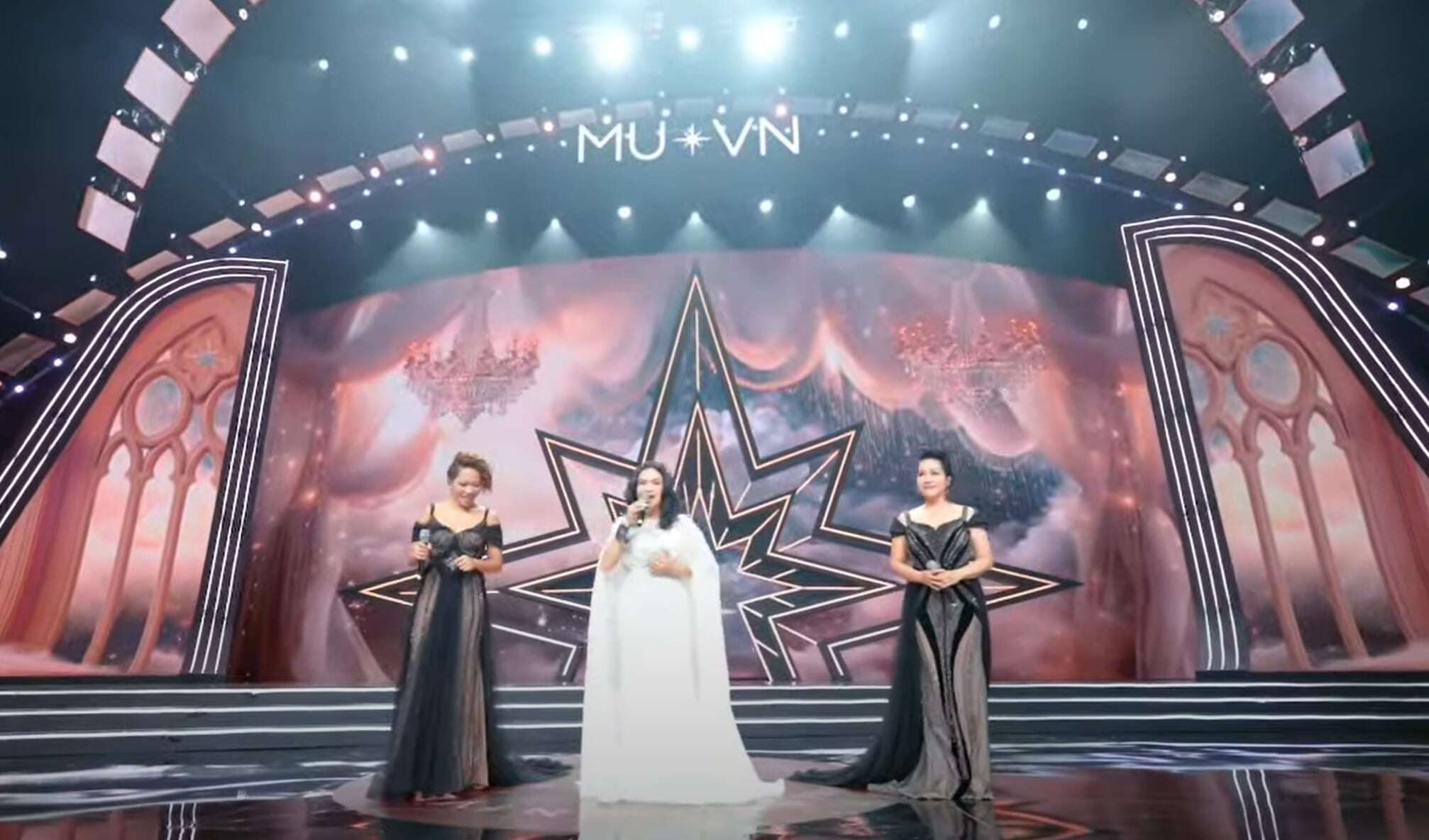 Bộ 3 diva đình đám Hà Trần - Mỹ Linh - Thanh Lam thể hiện trong màn trình diễn dạ hội.