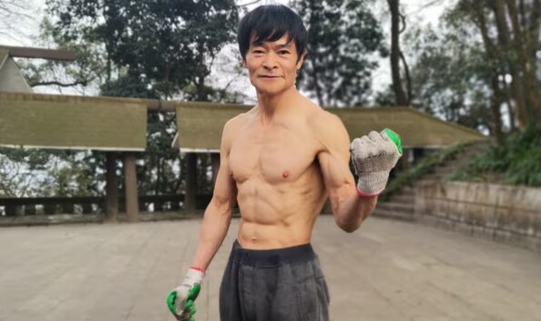 Người đàn ông 70 tuổi tóc vẫn đen nhánh, cơ bụng 6 múi nhờ 45 năm làm một việc này, không cần đến phòng gym - 1