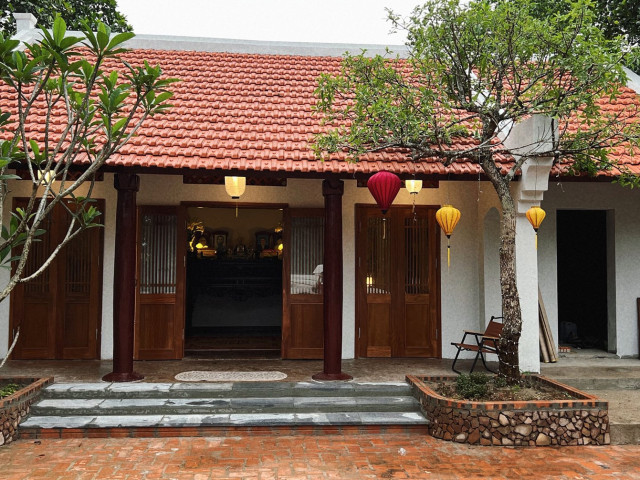Vợ chồng Hà Nội cải tạo nhà cũ 40 năm thành nơi thờ tự, dạy con nhớ về cội nguồn