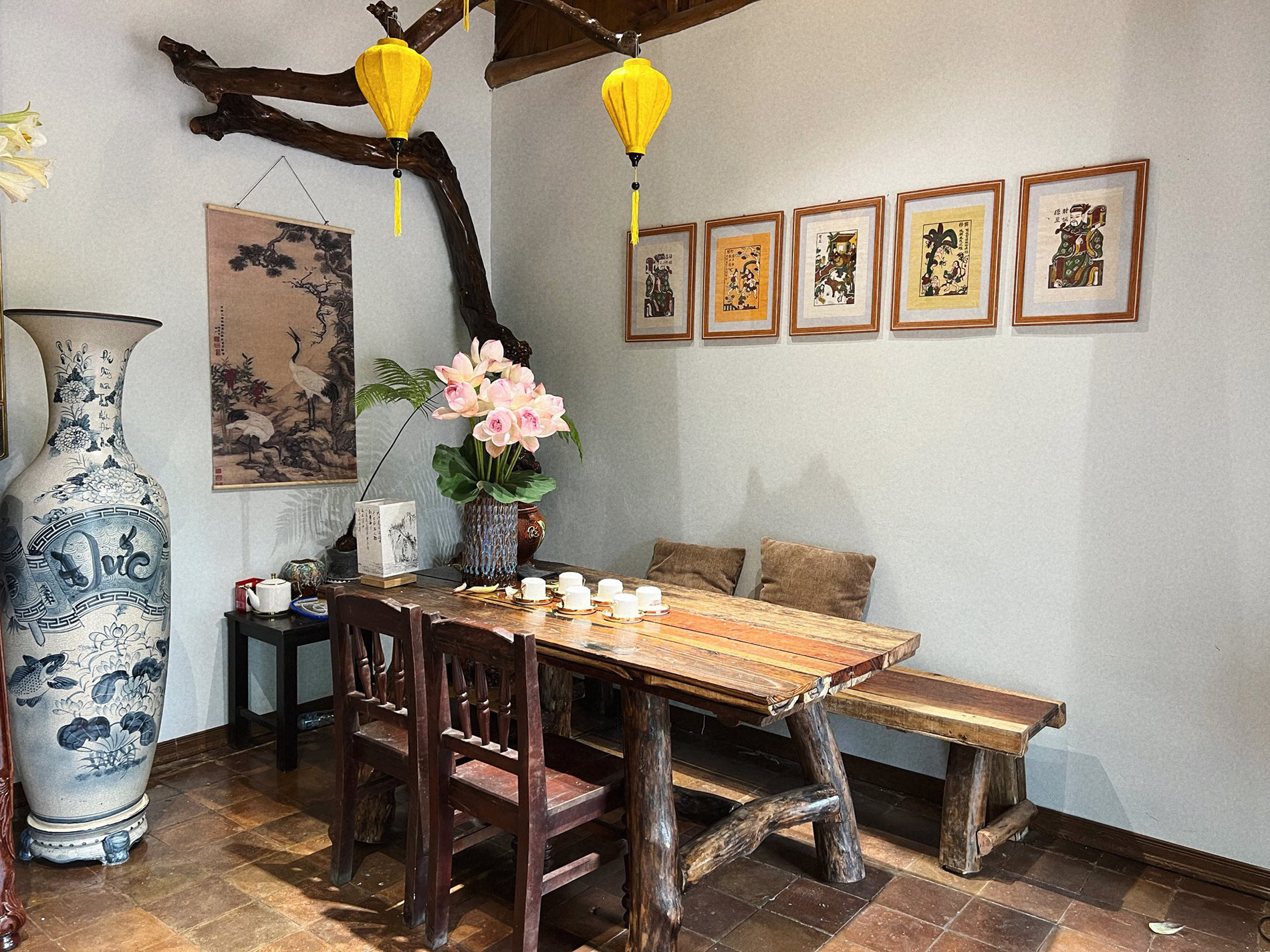 Bộ bàn ghế gỗ mà anh Sơn tự đóng