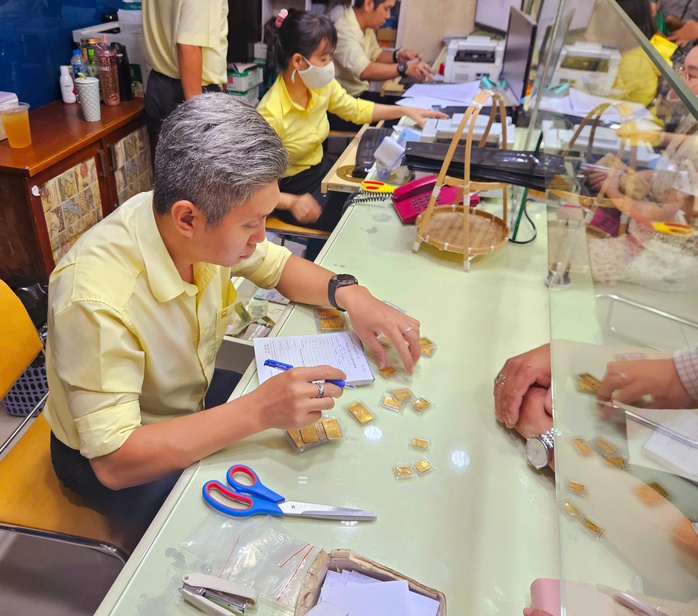 Giá vàng miếng SJC tăng vọt vào cuối ngày