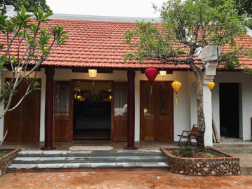 Vợ chồng Hà Nội cải tạo nhà cũ 40 năm thành nơi thờ tự, dạy con nhớ về cội nguồn