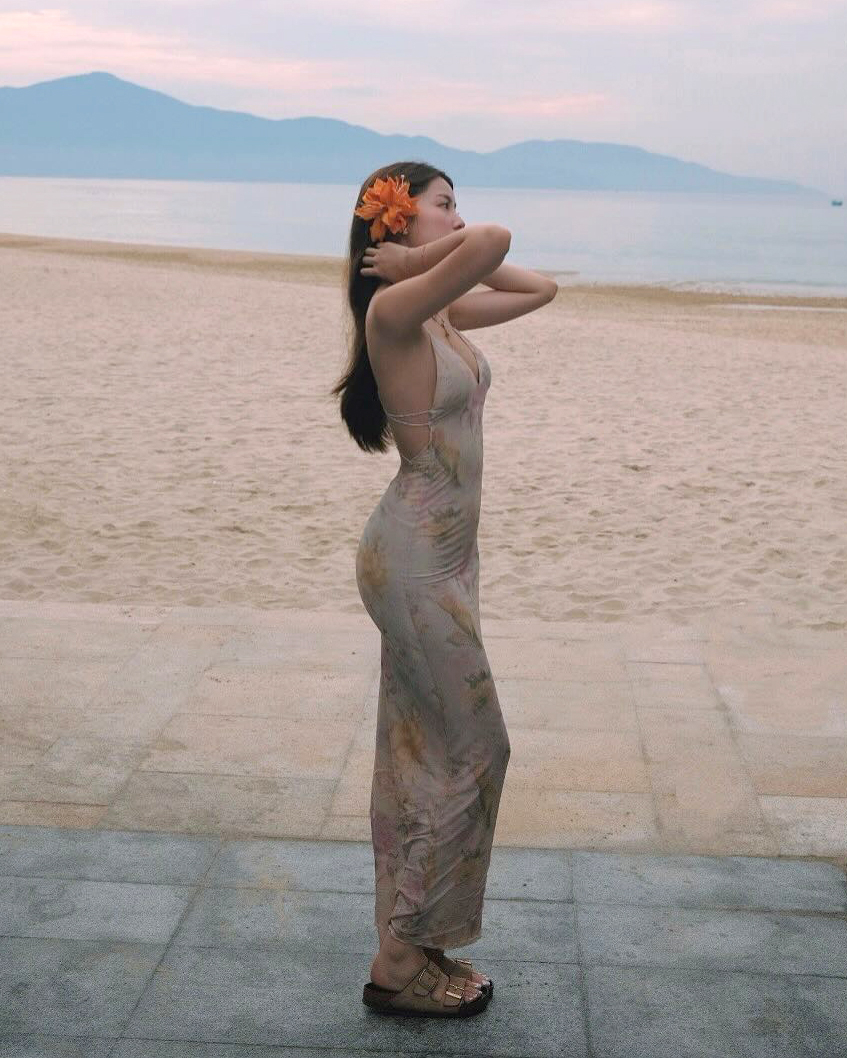 Cũng trong chuyến đi biển, hot girl gần 900 nghìn người theo dõi trên Instagram còn khoe body đồng hồ cát qua mẫu váy hai dây ôm sát thân hình, giá hơn 200 nghìn đồng.