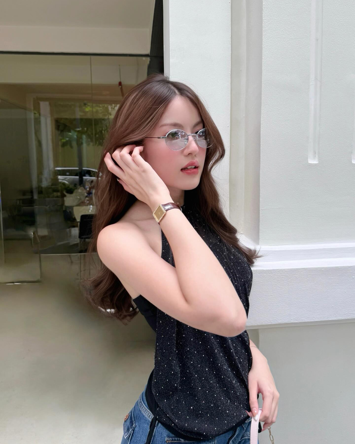 Mặc chiếc áo yếm giá gần 300 nghìn đồng, người đẹp 22 tuổi được khen như diện đồ hiệu. Cổ mặc gì cũng xinh, cũng sang; Rất thích gu phối đồ của Tăng Mỹ Hàn; Người đẹp số một lòng tui..., một số fan bình luận. Cô còn nhận được hàng trăm bình luận xin thông tin trang phục.