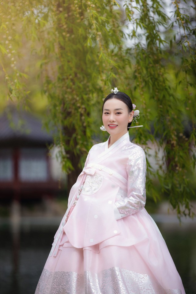 Ngoài ra, cô còn uống nhiều nước ấm, sữa ấm và nước ép trái cây để cấp ẩm và thúc đẩy quá trình trao đổi chất.