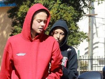 Shiloh Jolie đi chơi với bạn gái tin đồn